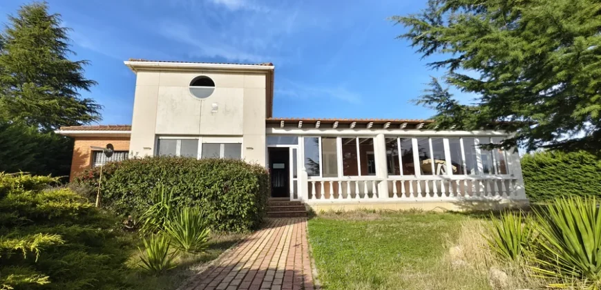Casa independiente de 6 habitaciones con piscina.