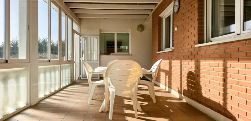 Casa independiente de 6 habitaciones con piscina.