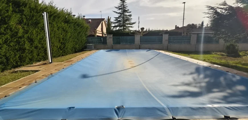 Casa independiente de 6 habitaciones con piscina.