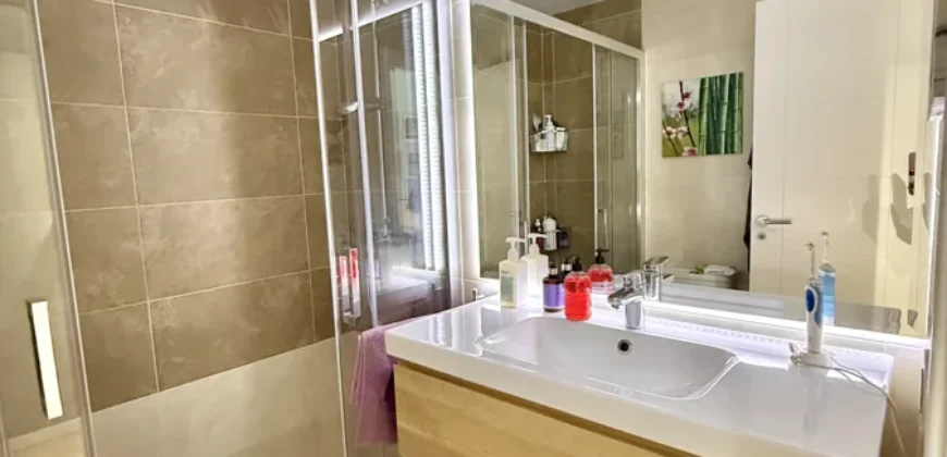Piso céntrico de tres habitaciones, dos baños con garaje y trastero