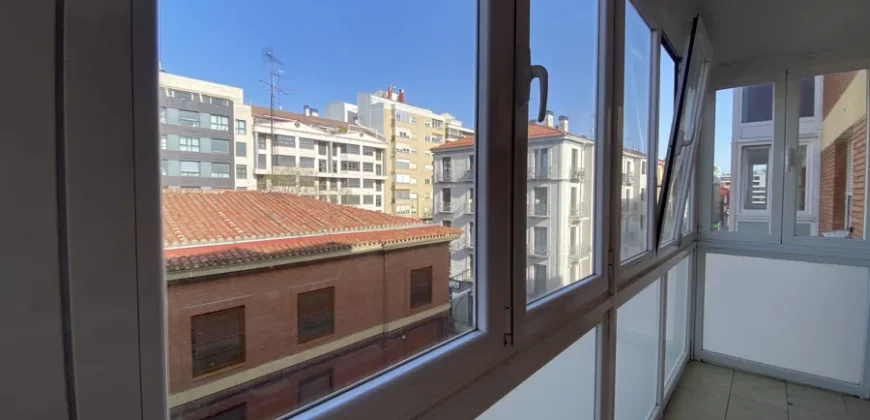 Piso céntrico de tres habitaciones con trastero