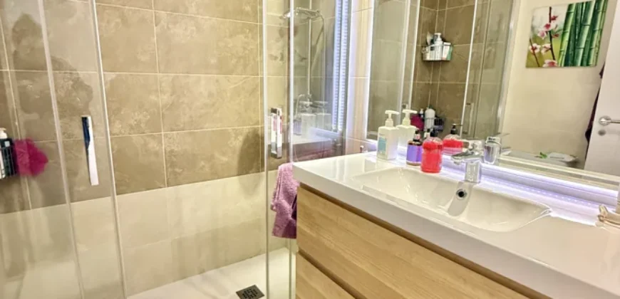 Piso céntrico de tres habitaciones, dos baños con garaje y trastero
