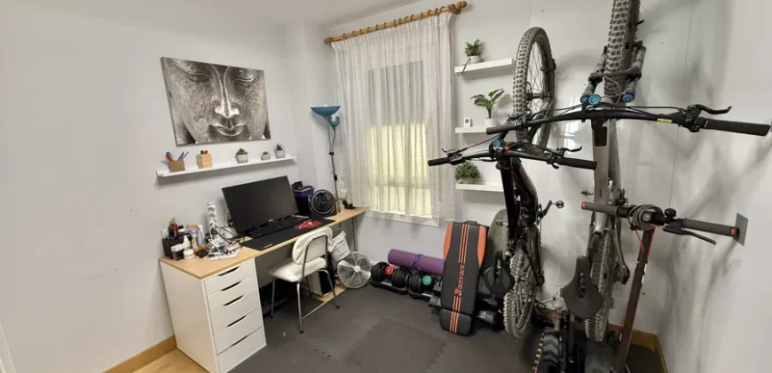 Piso céntrico de tres habitaciones, dos baños con garaje y trastero