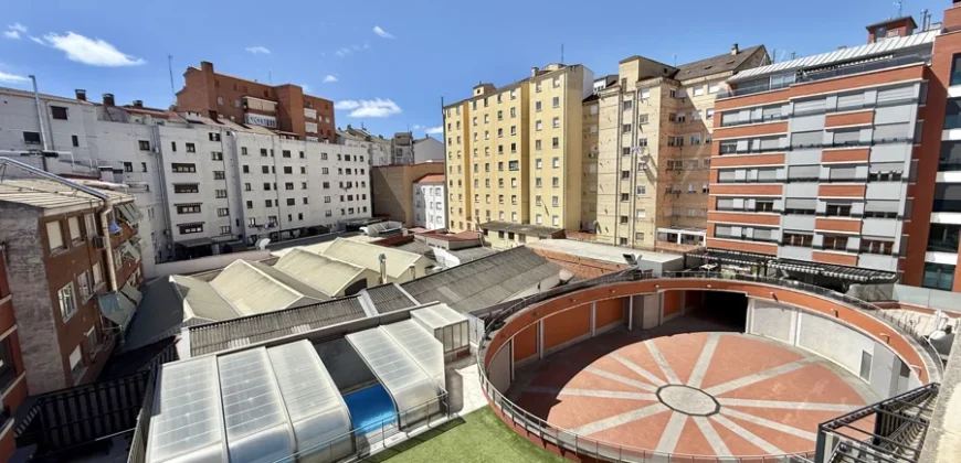 Piso céntrico de tres habitaciones, dos baños con garaje y trastero