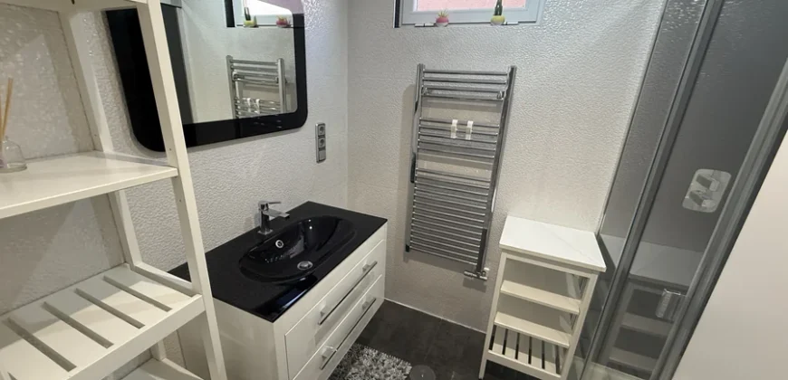 Piso de dos habitaciones con un baño y garaje