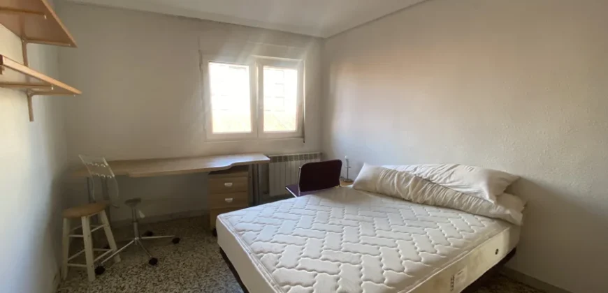 Piso céntrico de tres habitaciones con trastero