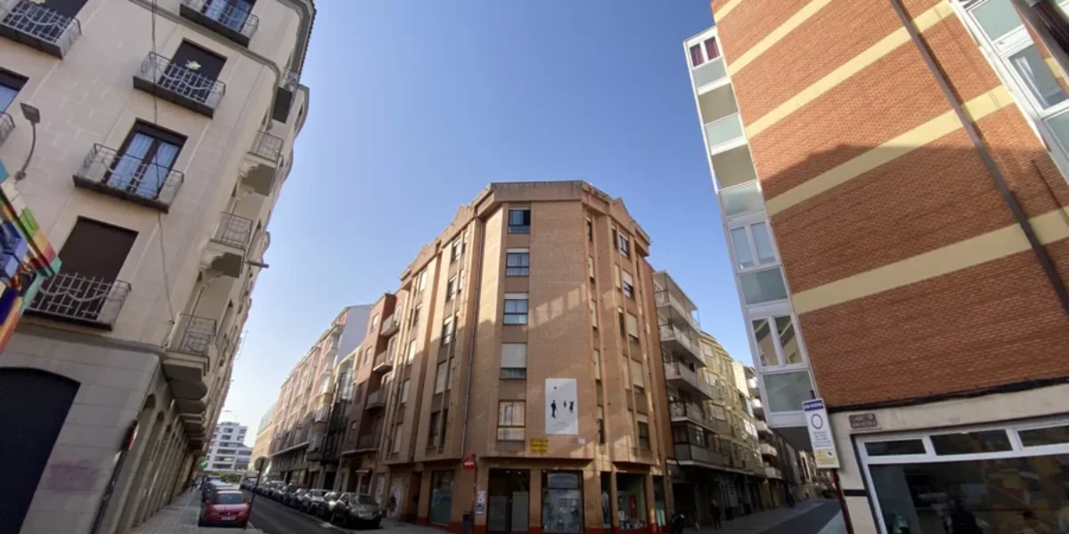 Piso céntrico de tres habitaciones con trastero Piso céntrico de tres habitaciones con trastero