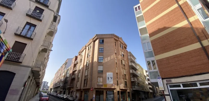 Piso céntrico de tres habitaciones con trastero