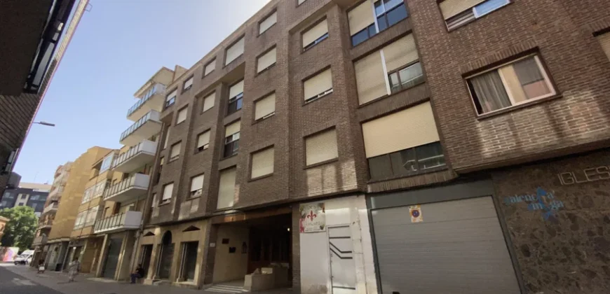 Piso céntrico de cuatro habitaciones con garaje opcional