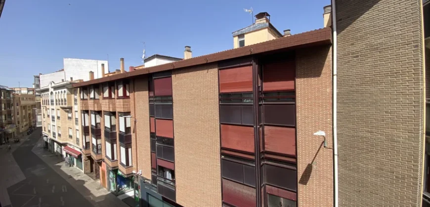 Piso céntrico de cuatro habitaciones con garaje opcional