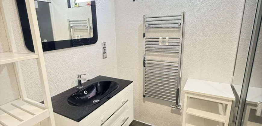 Piso de dos habitaciones con un baño y garaje