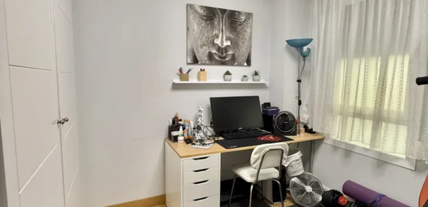 Piso céntrico de tres habitaciones, dos baños con garaje y trastero
