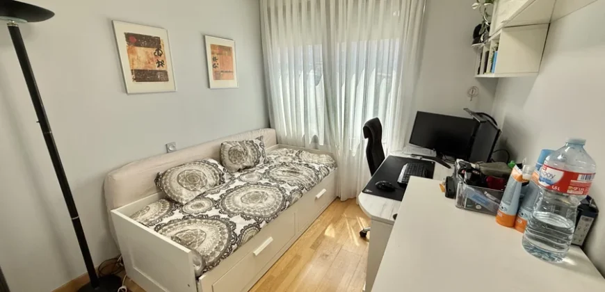 Piso céntrico de tres habitaciones, dos baños con garaje y trastero