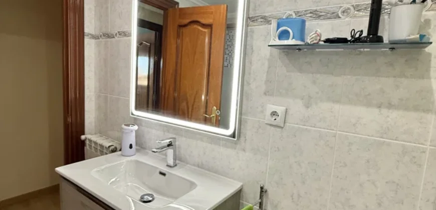 Piso de tres habitaciones y dos baños