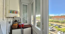 Piso de tres habitaciones y dos baños Piso de tres habitaciones y dos baños