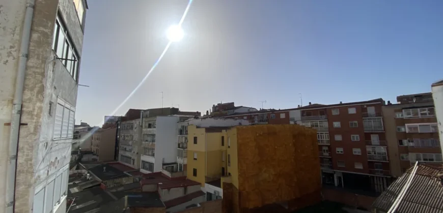 Piso céntrico de tres habitaciones con trastero