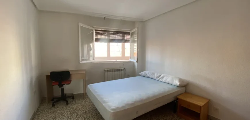Piso céntrico de tres habitaciones con trastero