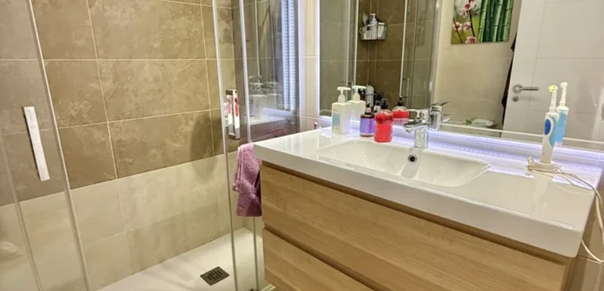 Piso céntrico de tres habitaciones, dos baños con garaje y trastero
