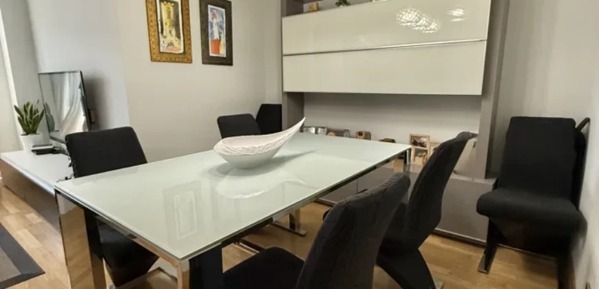 Piso céntrico de tres habitaciones, dos baños con garaje y trastero