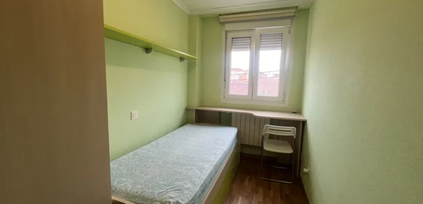 Piso de tres habitaciones y dos baños con plaza de garaje