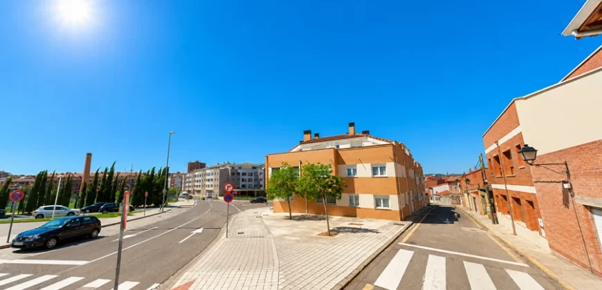 Piso de tres habitaciones y dos baños con plaza de garaje