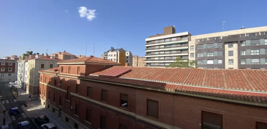 Piso céntrico de tres habitaciones con trastero