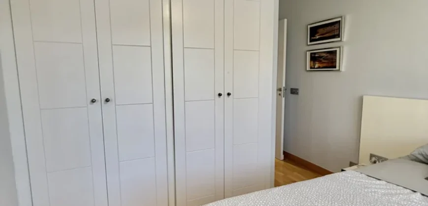 Piso céntrico de tres habitaciones, dos baños con garaje y trastero