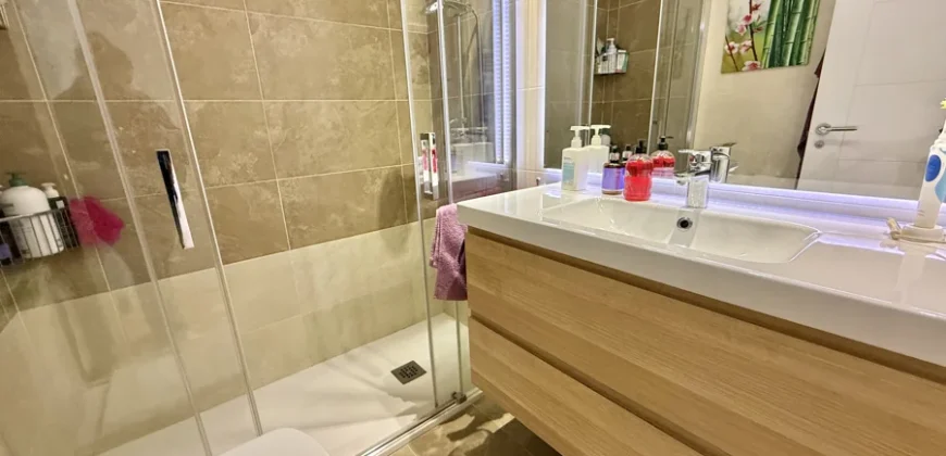 Piso céntrico de tres habitaciones, dos baños con garaje y trastero