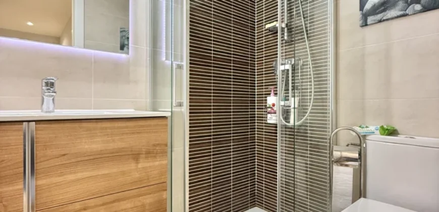 Piso céntrico de tres habitaciones, dos baños con garaje y trastero
