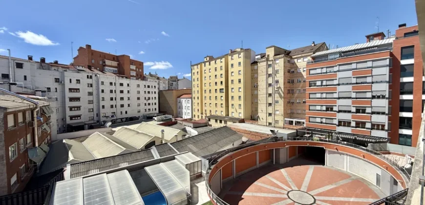 Piso céntrico de tres habitaciones, dos baños con garaje y trastero