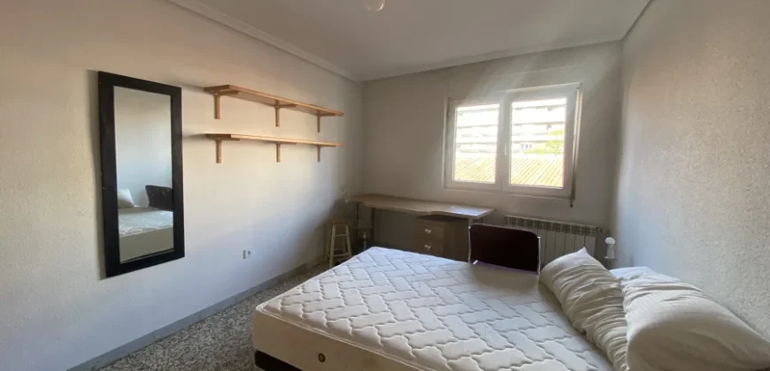 Piso céntrico de tres habitaciones con trastero