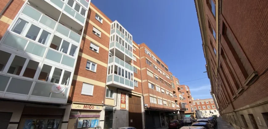 Piso céntrico de tres habitaciones con trastero