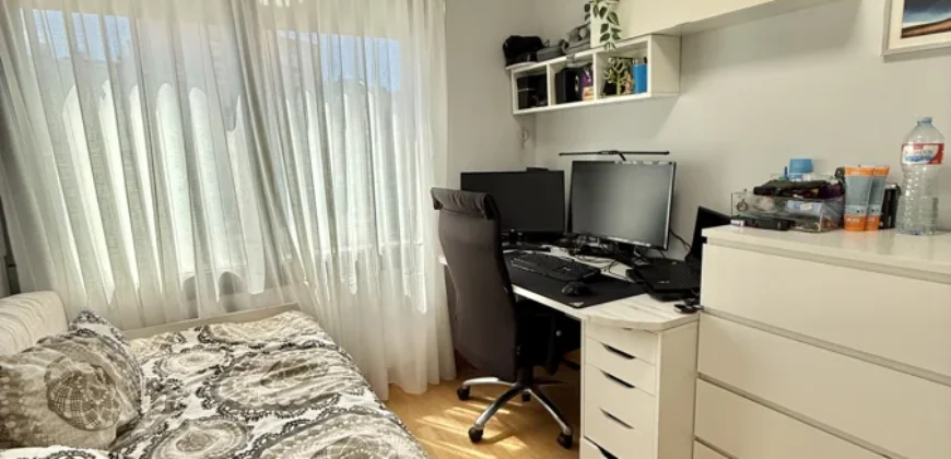 Piso céntrico de tres habitaciones, dos baños con garaje y trastero