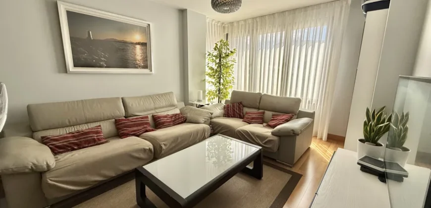 Piso céntrico de tres habitaciones, dos baños con garaje y trastero
