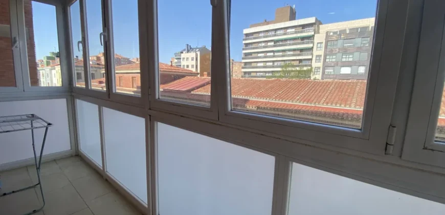 Piso céntrico de tres habitaciones con trastero