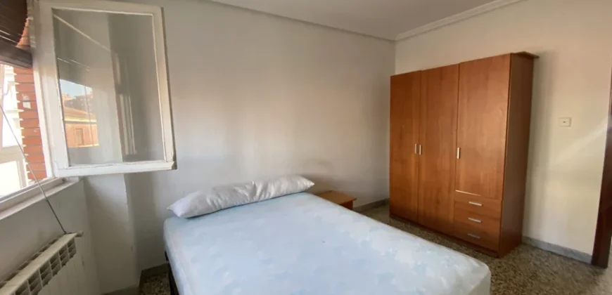 Piso céntrico de tres habitaciones con trastero