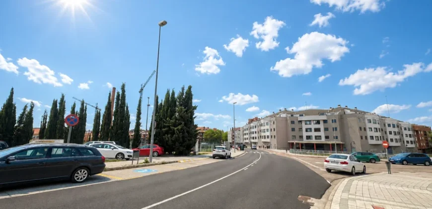 Piso de tres habitaciones y dos baños con plaza de garaje