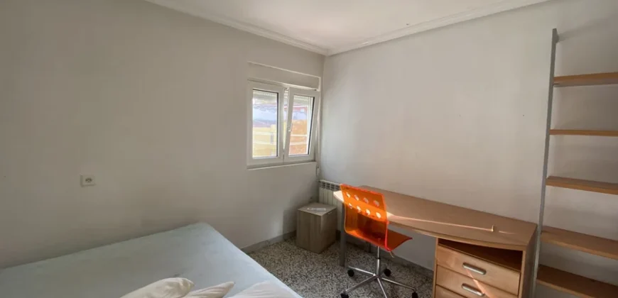Piso céntrico de tres habitaciones con trastero