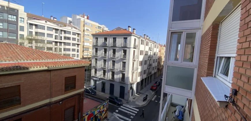 Piso céntrico de tres habitaciones con trastero