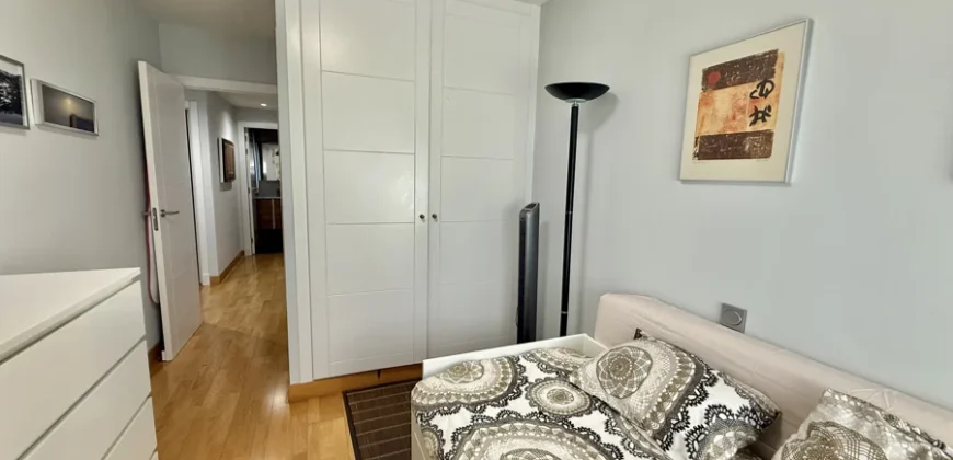 Piso céntrico de tres habitaciones, dos baños con garaje y trastero