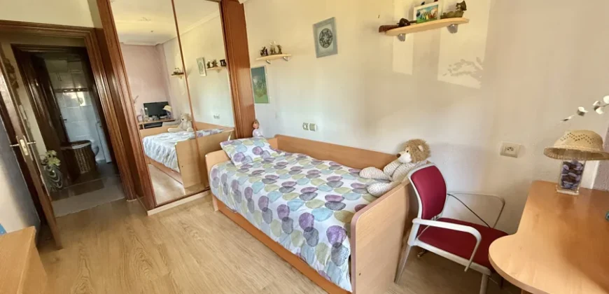 Piso de tres habitaciones y dos baños