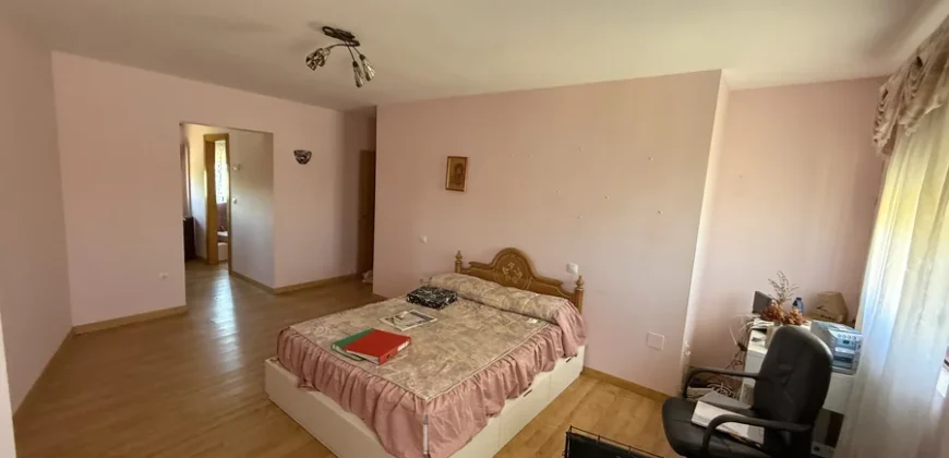 Casa en venta en Frechilla con piscina, jardín y garaje