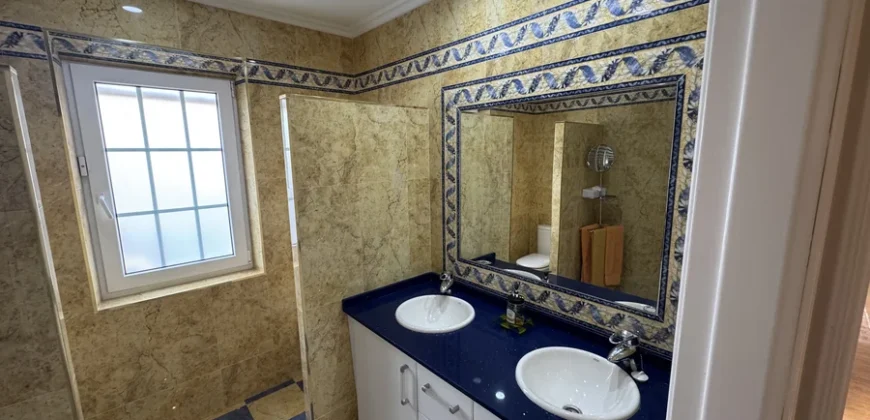 Chalet en venta en Baltanás con patio, merendero y garaje