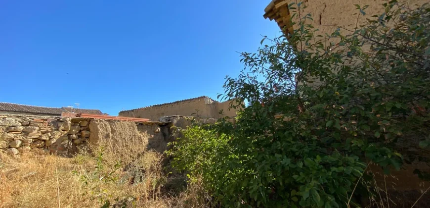 Casa independiente con patio en Capillas.