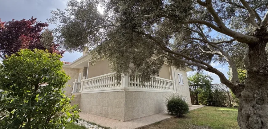 Chalet en venta en Baltanás con patio, merendero y garaje