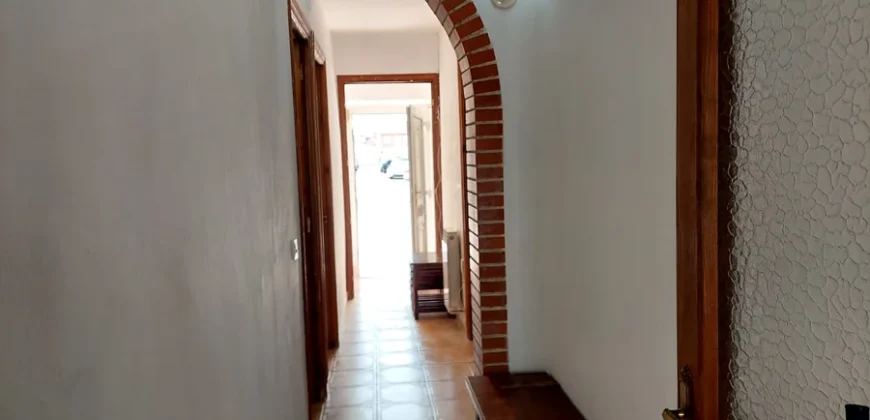 Casa rustica de tres habitaciones con patio