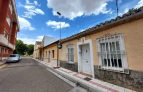 Casa en venta en Venta de Baños con patio y 3 dormitorios Casa en venta en Venta de Baños con patio y 3 dormitorios