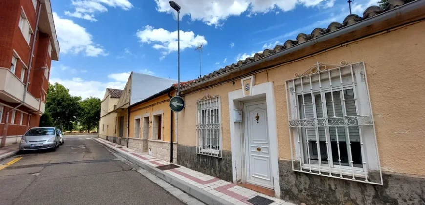 Casa rustica de tres habitaciones con patio