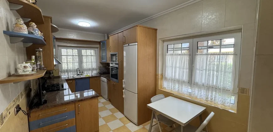 Chalet en venta en Baltanás con patio, merendero y garaje