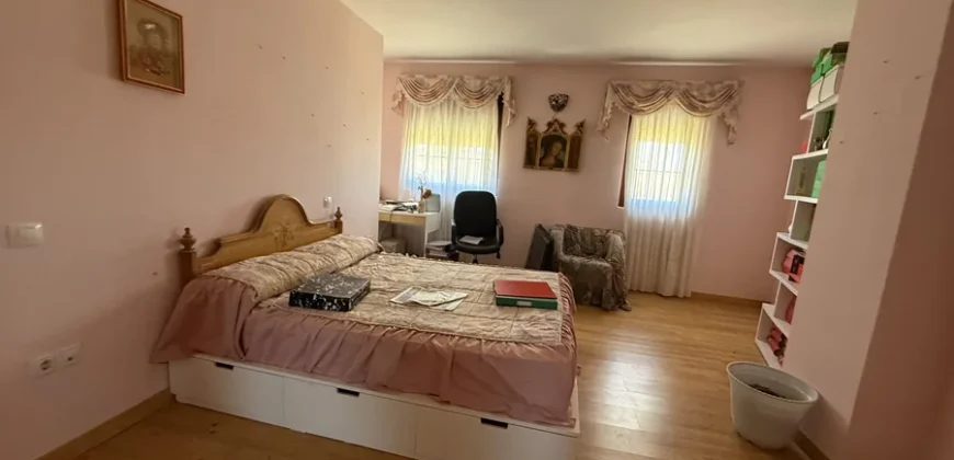 Casa en venta en Frechilla con piscina, jardín y garaje